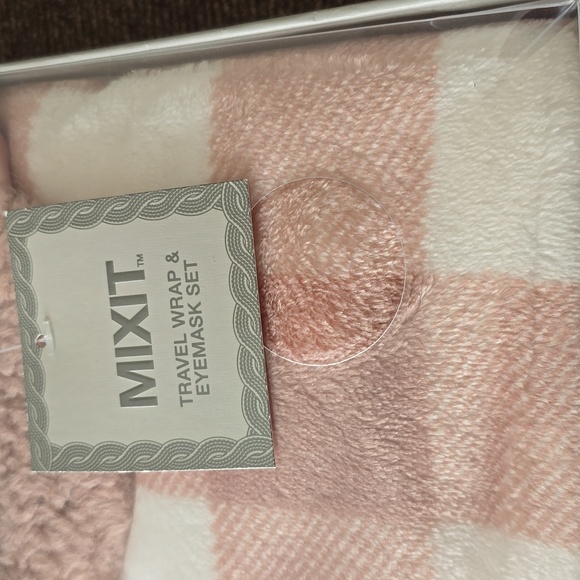 MIXIT BRAND WOMEN'S PINK & WHITE FAUX FUR TRAVEL WRAP SHAWL & EYEMASK SET - Picture 8 of 9